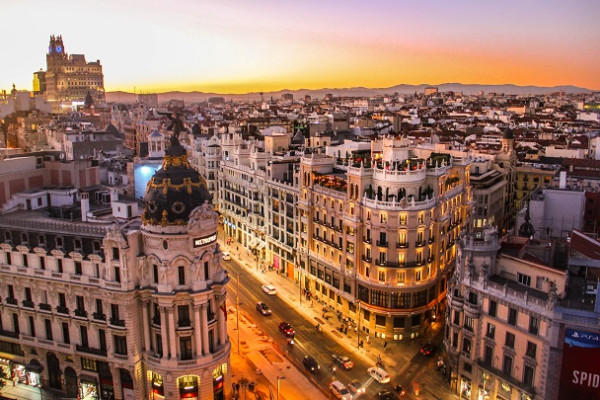«Hola, Barcelona! Привіт, Барселона!» «Hola, Barcelona! Привіт, Барселона!»